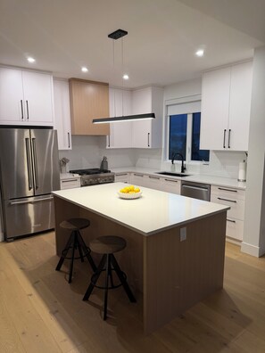 Private kitchen - Stunning 2-bedroom guest house with AC in prime Kelowna! (Kelowna)