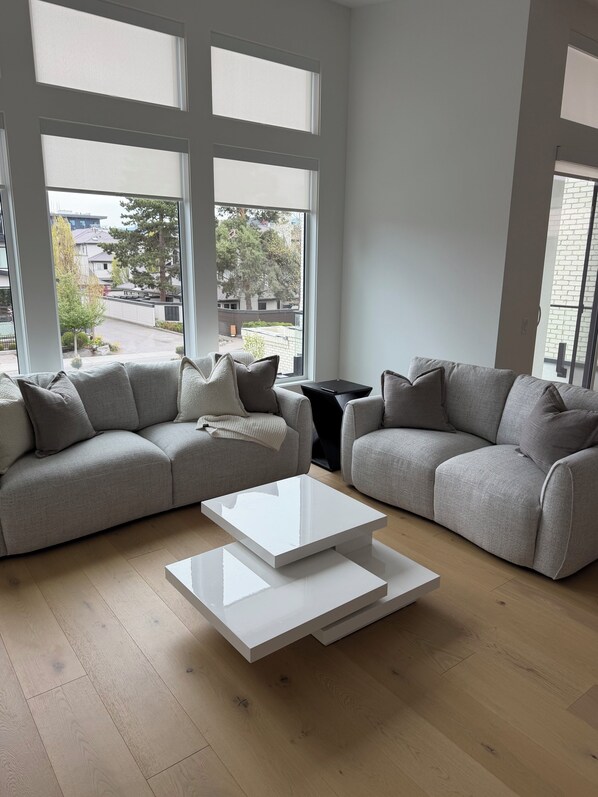 Living area - Stunning 2-bedroom guest house with AC in prime Kelowna! (Kelowna)