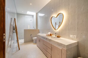 Villa Romantica, 2 camere da letto, piscina privata | Bagno | Accappatoio, pantofole, bidet