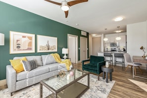 公寓 (1 Bedroom) | 起居区 | 50-英寸电视（配备数码频道）