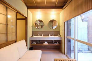 Interior - Free parking/USJ 6 min. by car/No need to worry even if baby is crawling! Clean and neatly arranged from a physician's point of view 5 Japanese-style rooms (大阪市)