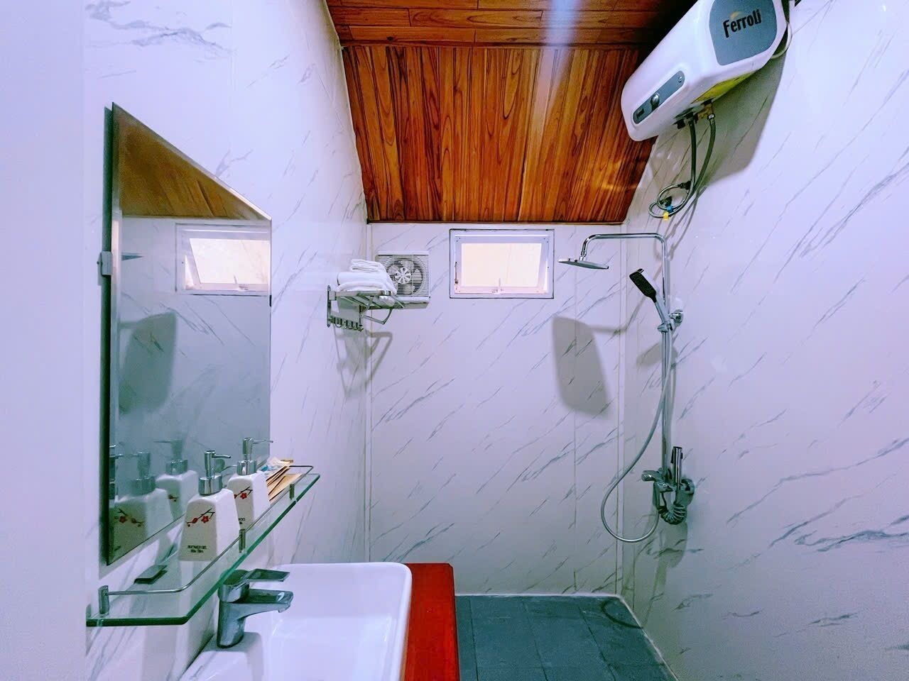 Shower, free toiletries, hair dryer, towels