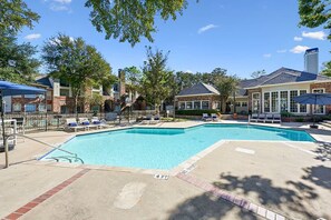 Seasonal outdoor pool - Landing Furnished Apartments - Ranchstone (Houston)
