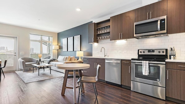 Apartment (1 Bedroom) | Private kitchen | Fridge, coffee/tea maker - Landing Furnished Apartments - Ranchstone (Houston)