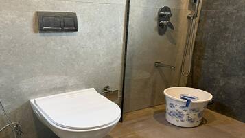 Shower, rainfall showerhead, free toiletries, towels