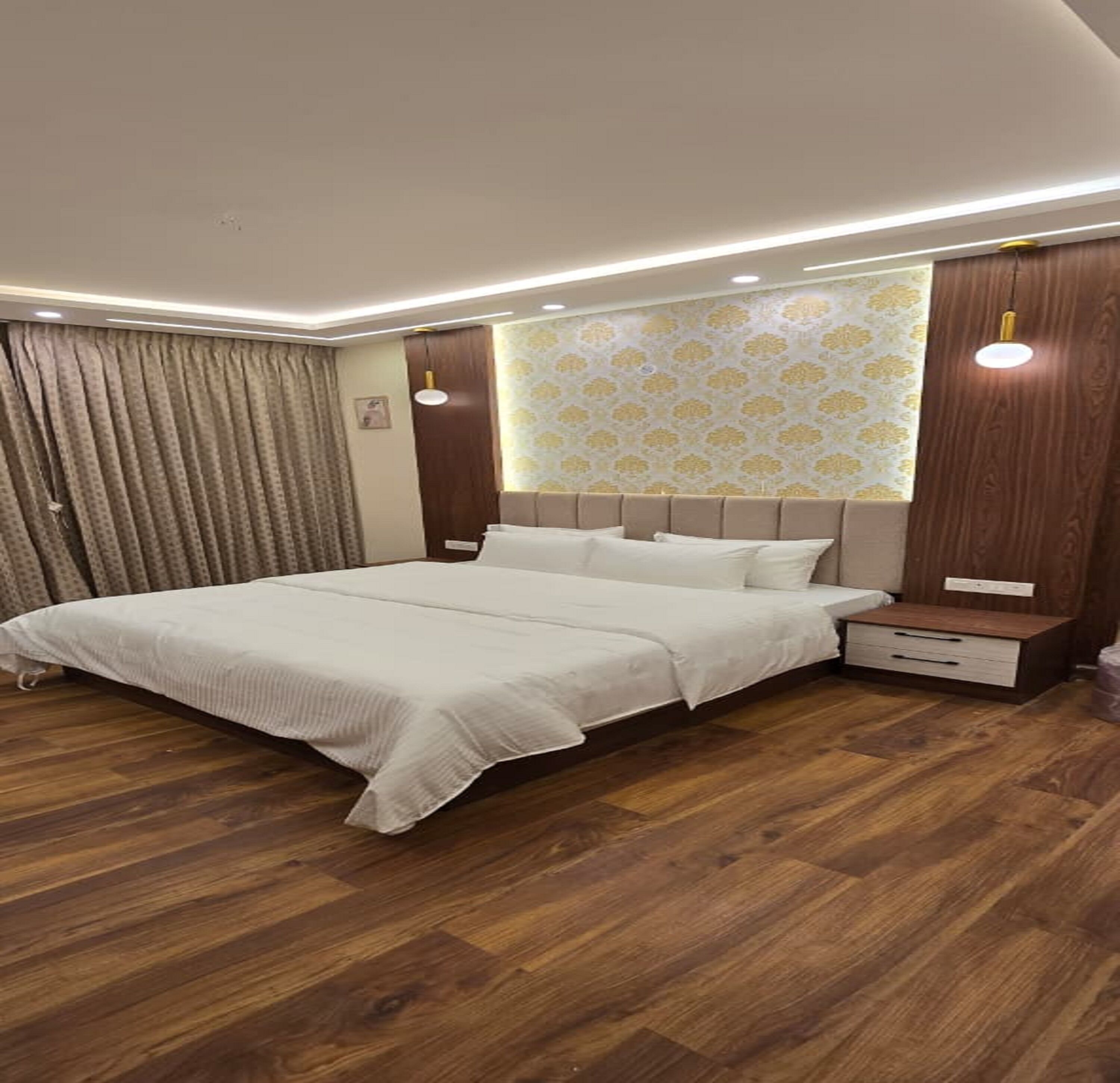 Egyptian cotton sheets, premium bedding, desk, free WiFi