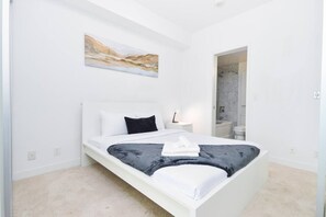 1 dormitorio, tabla de planchar con plancha, wifi y ropa de cama