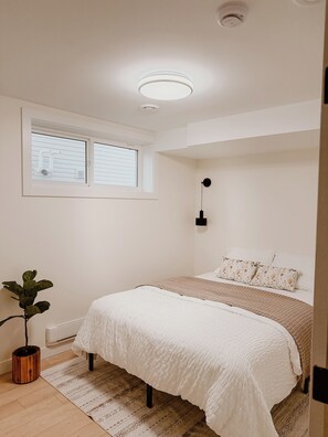 1 bedroom, iron/ironing board, WiFi, bed sheets - Spacious Brand New Suite with Cozy Modern Comfort (Regina)