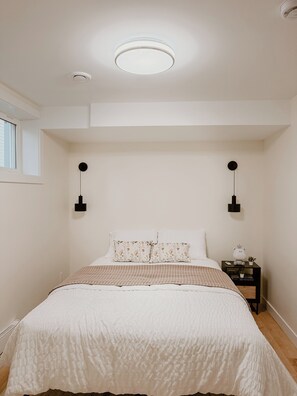 1 dormitorio, tabla de planchar con plancha, wifi y ropa de cama