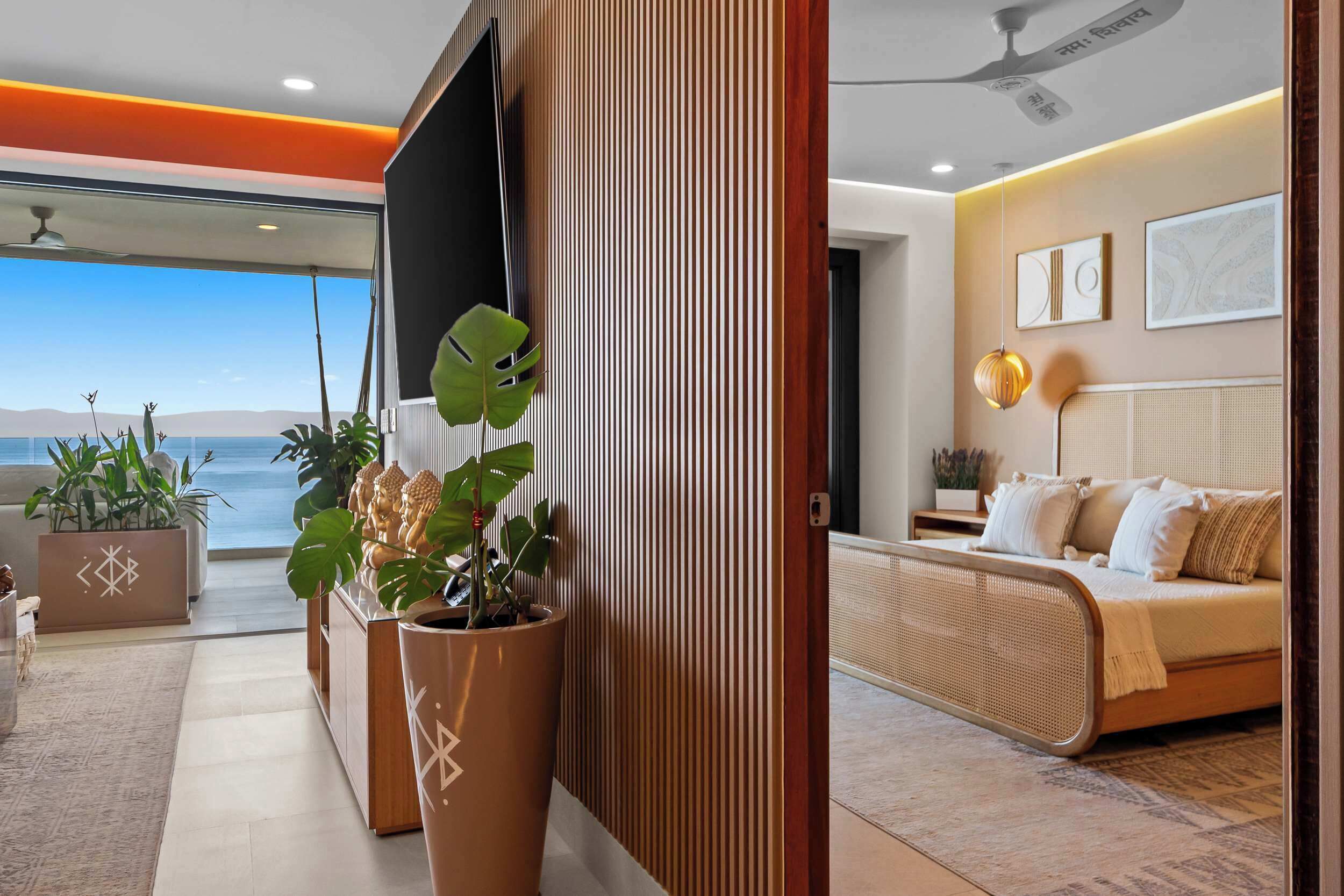 Une chambre moderne avec un lit, une télévision et une vue sur la mer.