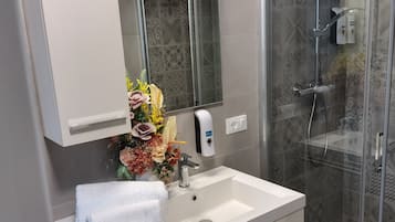Dusche, umweltfreundliche Kosmetikartikel, Haartrockner, Bidet
