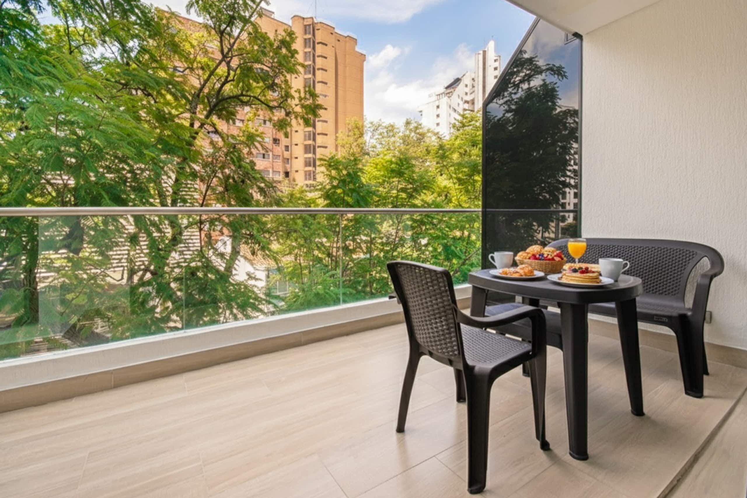 Apartment | Outdoor dining
