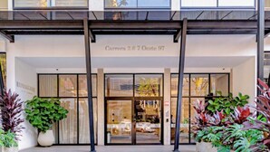 A building entrance with a sign indicating 'Carrera 2 # 7 Oeste 97'. - Edificio Riomaggiore City Tower (Cali)