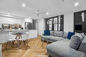 TV - Luxe 2 Bed Apt, Seconds to Beach & Minutes to City (Port Melbourne)