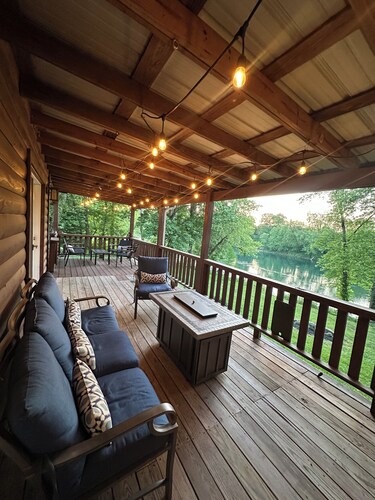 Sleeps 12 spacious CABIN on Cumberland River. Boat Launch, Boating and Fishing.