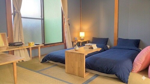 Cocoroom 19 minutes to Namba. Significant discounts for long-term stays. 700 meters from the station
