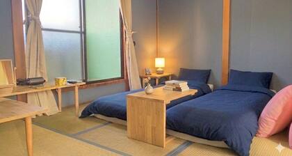 Cocoroom 19 minutes to Namba. Significant discounts for long-term stays. 700 meters from the station