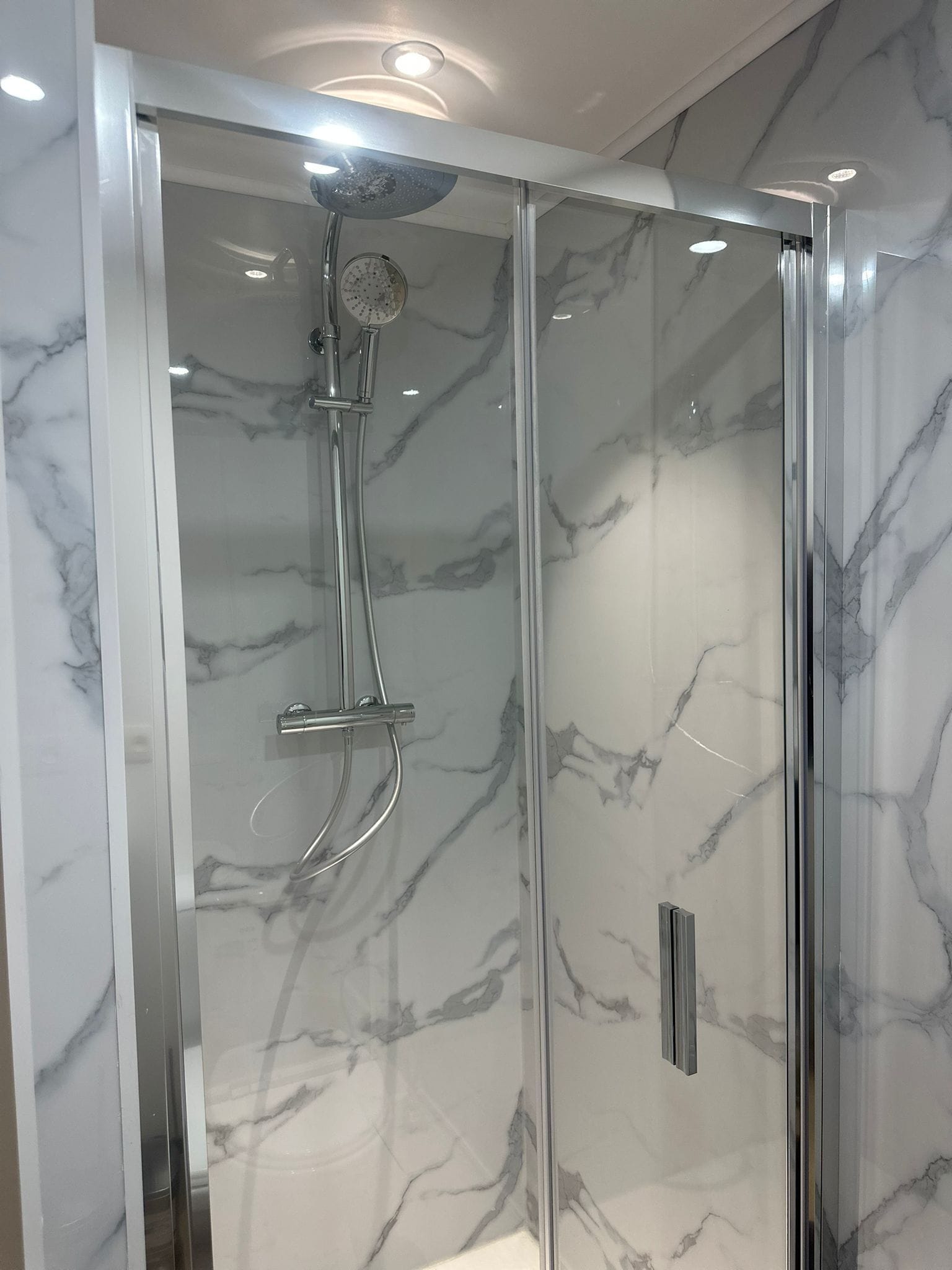 Basic-Apartment | Badezimmer | Dusche, kostenlose Toilettenartikel, Haartrockner, Handtücher