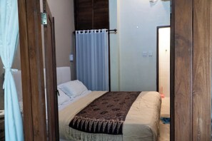 Desk, laptop workspace - Rumah Rindu & Villas (Kulonprogo)