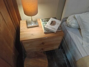 Habitación económica | Escritorio y espacio para trabajar con un portátil