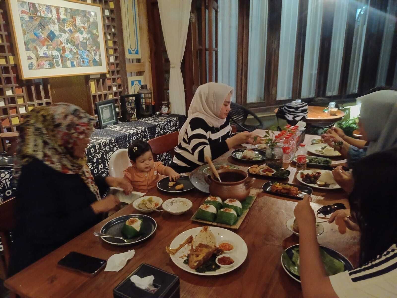Economy Room | Dining