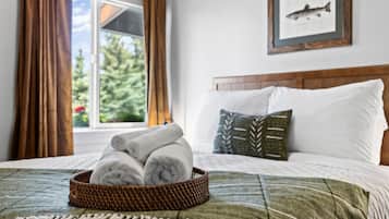 Travel crib, WiFi, bed sheets