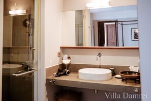 Bathroom - Villa Damrei - 3-bedroom villa in welcoming Krong Siem Reap with AC (Krong Siem Reap)
