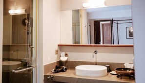 Hair dryer, bidet, towels, soap - Villa Damrei - 3-bedroom villa (Krong Siem Reap)
