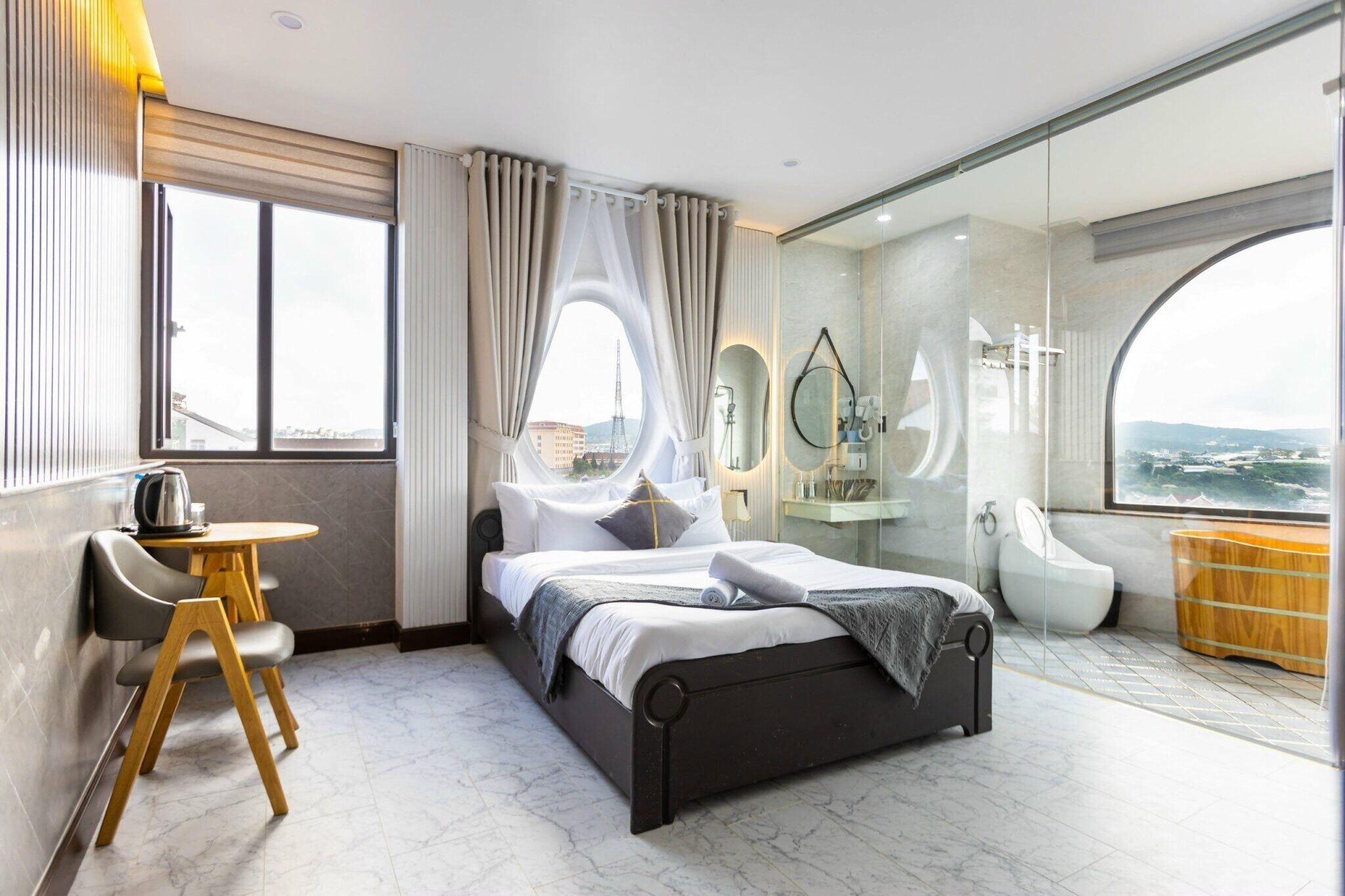 Quarto casal luxo, varanda, vista para a cidade | Wi-Fi de cortesia, acesso para cadeiras de rodas