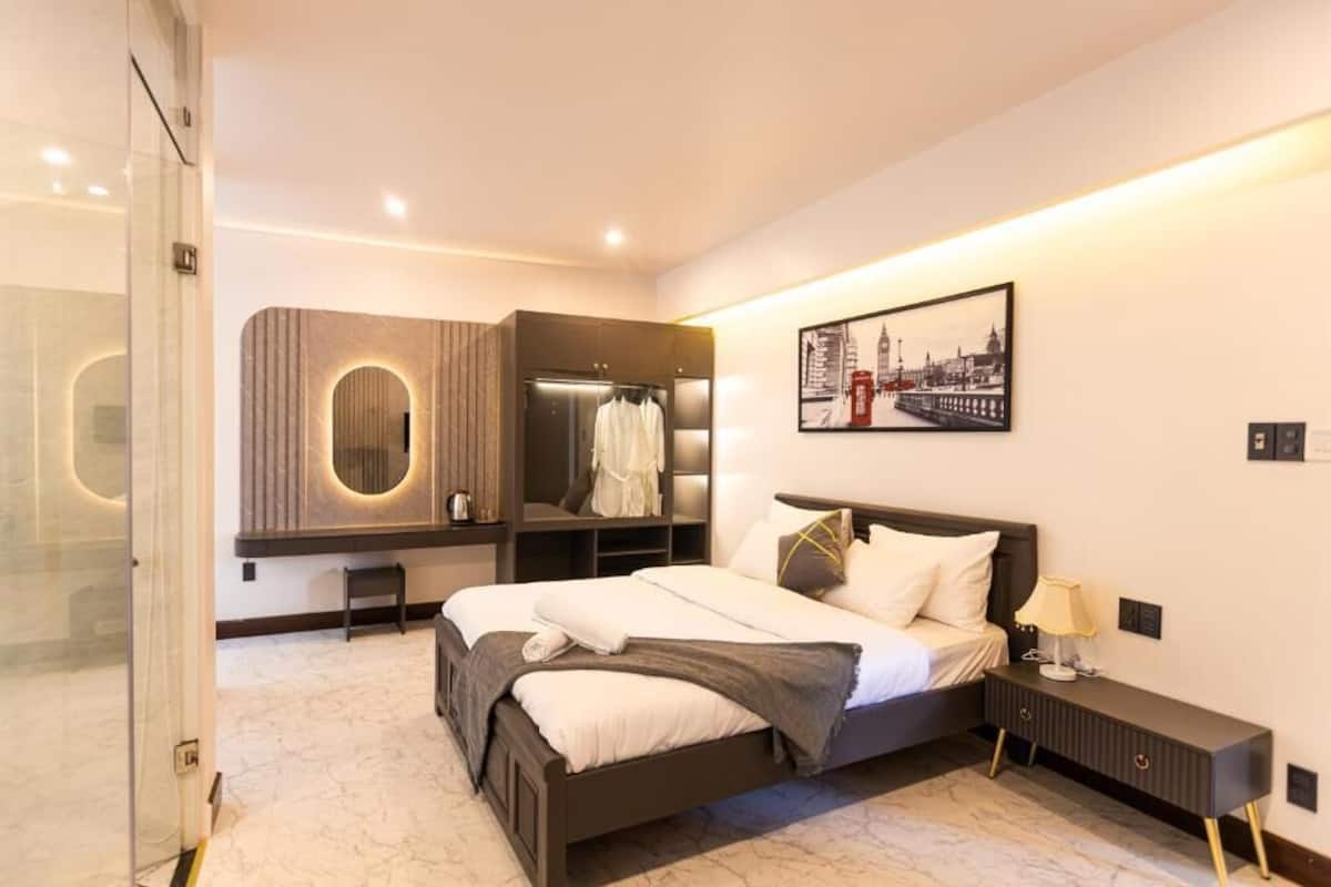 Habitación doble junior, patio, vista a la ciudad | Ropa de cama hipoalergénica y escritorio