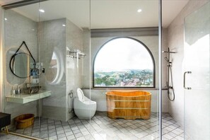 Kelengkapan dandanan diri percuma, pengering rambut, bidet 