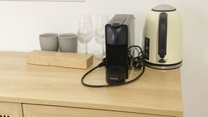 A kitchen counter with a coffee maker, a kettle, and a box of paper cups. - Convenient Studio in the Heart of City (Ghent)