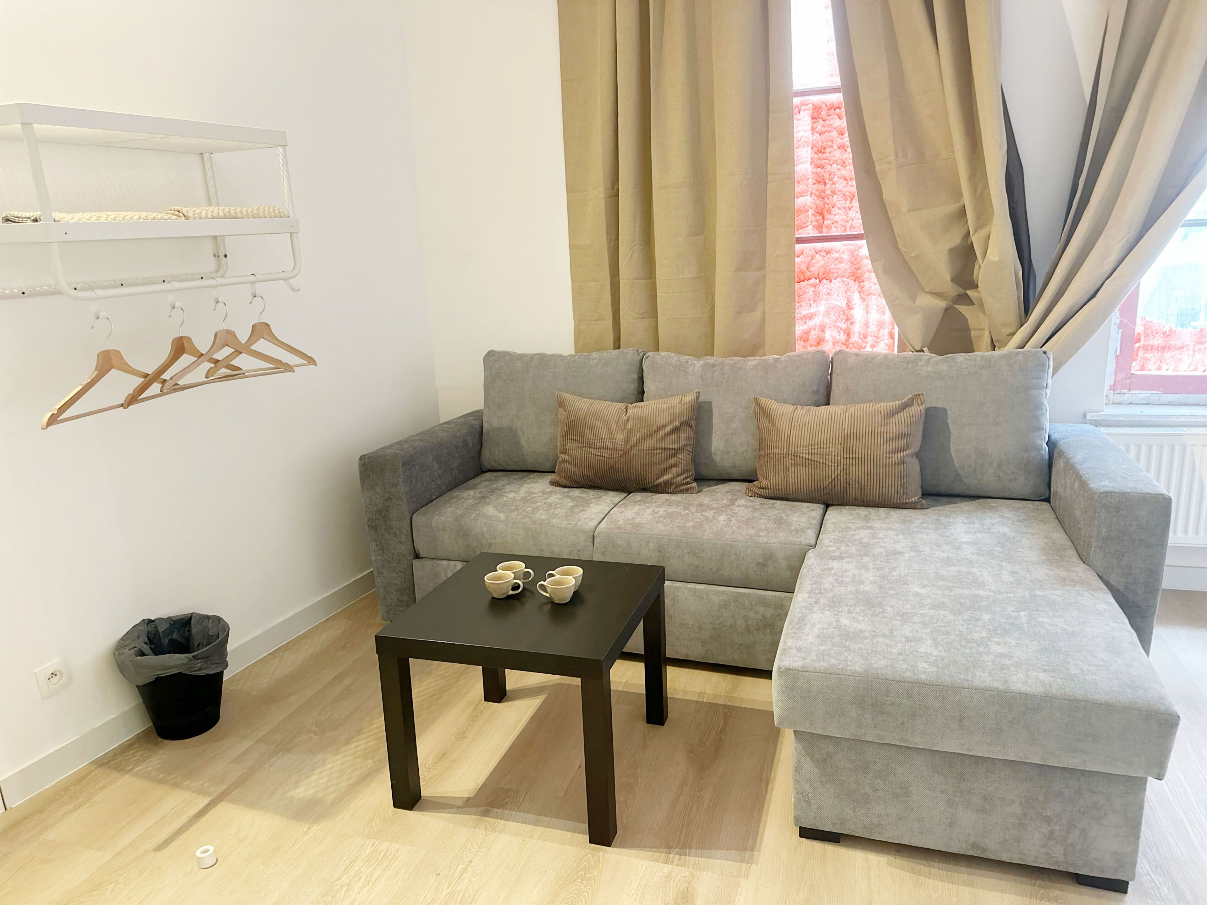 Basic Studio | Iron/ironing board