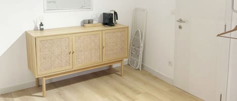 Studio cơ bản | Bàn ủi/dụng cụ ủi quần áo