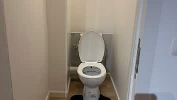 Eenvoudige studio | Badkamer | Een douche, gratis toiletartikelen, een haardroger, handdoeken