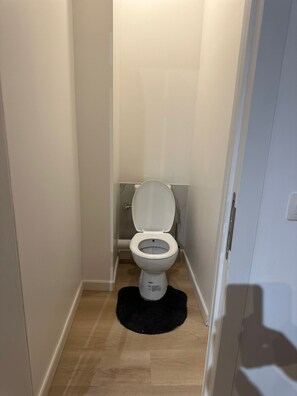 Studio Basic | Kamar mandi | Shower, perlengkapan mandi gratis, pengering rambut, dan handuk