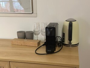 Studio Basic | Kopi dan/atau alat penyeduh kopi