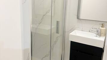 Eenvoudige studio | Badkamer | Een douche, gratis toiletartikelen, een haardroger, handdoeken