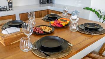 Gallery Villa, 2 Yatak Odası, Kişiye Özel Havuzlu | Yemek servisi