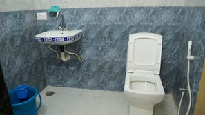 奢華雙人房, 城市景觀 | 浴室 | 淋浴設備、免費盥洗用品、拖鞋、毛巾