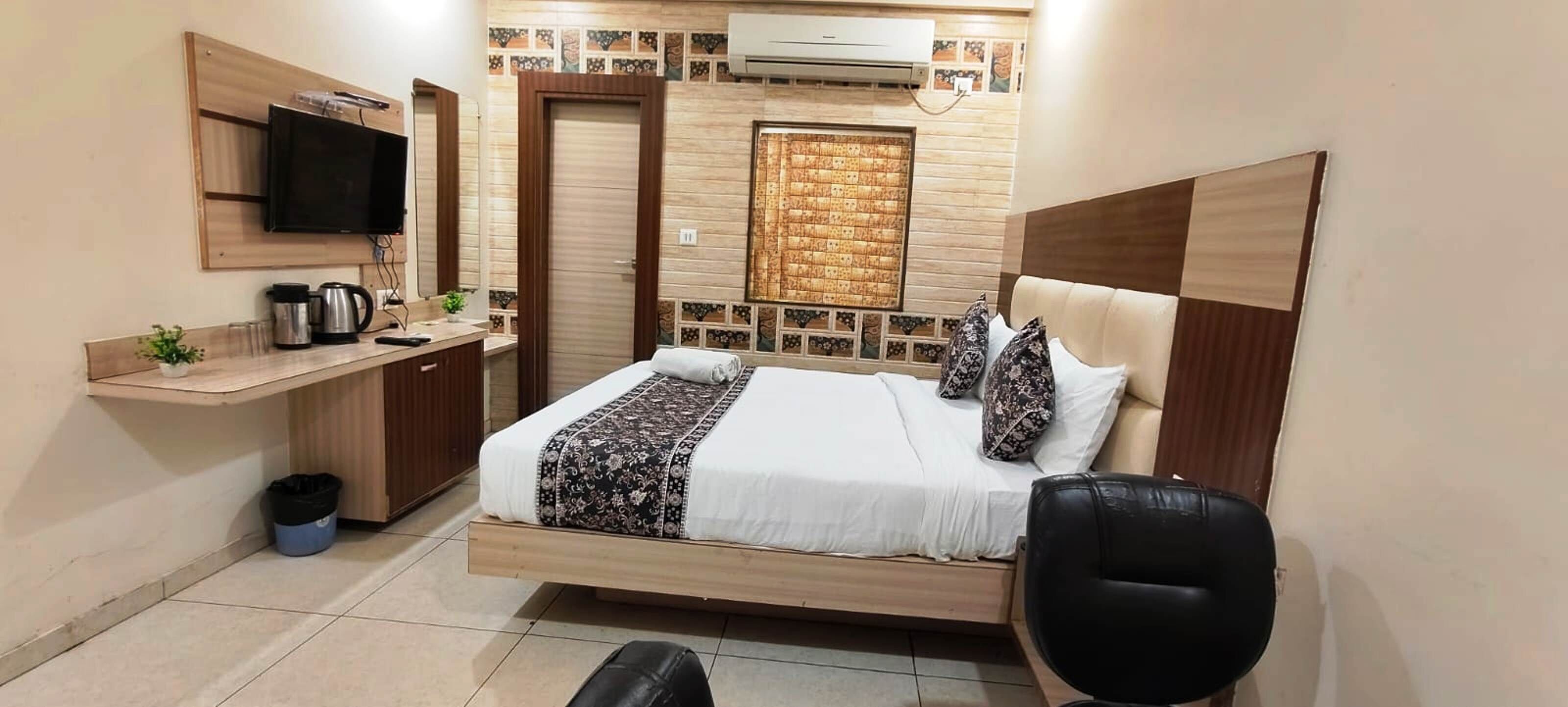 Kamar Double Mewah, pemandangan kota | Brankas, meja kerja, ruang kerja ramah laptop, dan tirai kedap cahaya