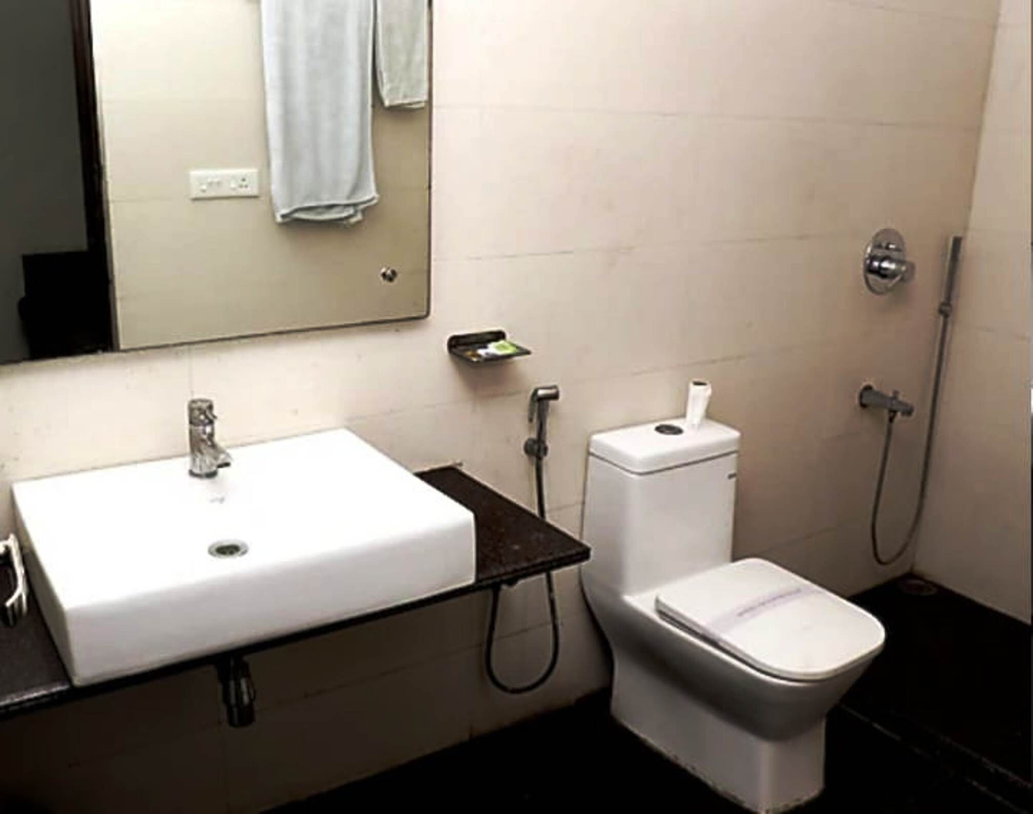 Phòng đôi Cao cấp, quang cảnh thành phố | Phòng tắm | Buồng tắm vòi sen, đồ dùng nhà tắm miễn phí, dép đi trong nhà 