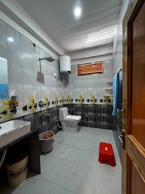 Towels, soap, shampoo, toilet paper - Hotel Star In Kalga (Bhuntar)