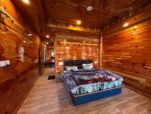 Desk, laptop workspace, free WiFi - Hotel Star In Kalga (kasol)