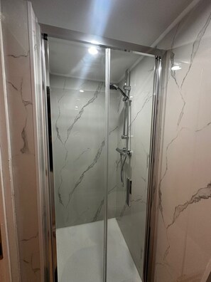 เบสิกสตูดิโอ | ห้องน้ำ | ฝักบัว, ของใช้ในห้องน้ำฟรี, ไดร์เป่าผม, ผ้าเช็ดตัว