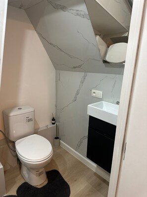 Basic Studio | Bathroom | Shower, free toiletries, hair dryer, towels - Modern Studio Near the Heart of the City (Gent)