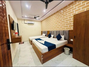 Desk, laptop workspace, blackout curtains, soundproofing - Shri Hit Maya Dham (Vrindavan)