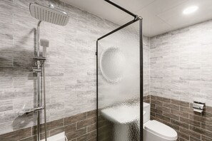 Haartrockner, Handtücher, Seife, Shampoo