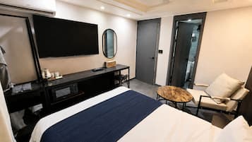 Minibar, caja de seguridad en la habitación y escritorio