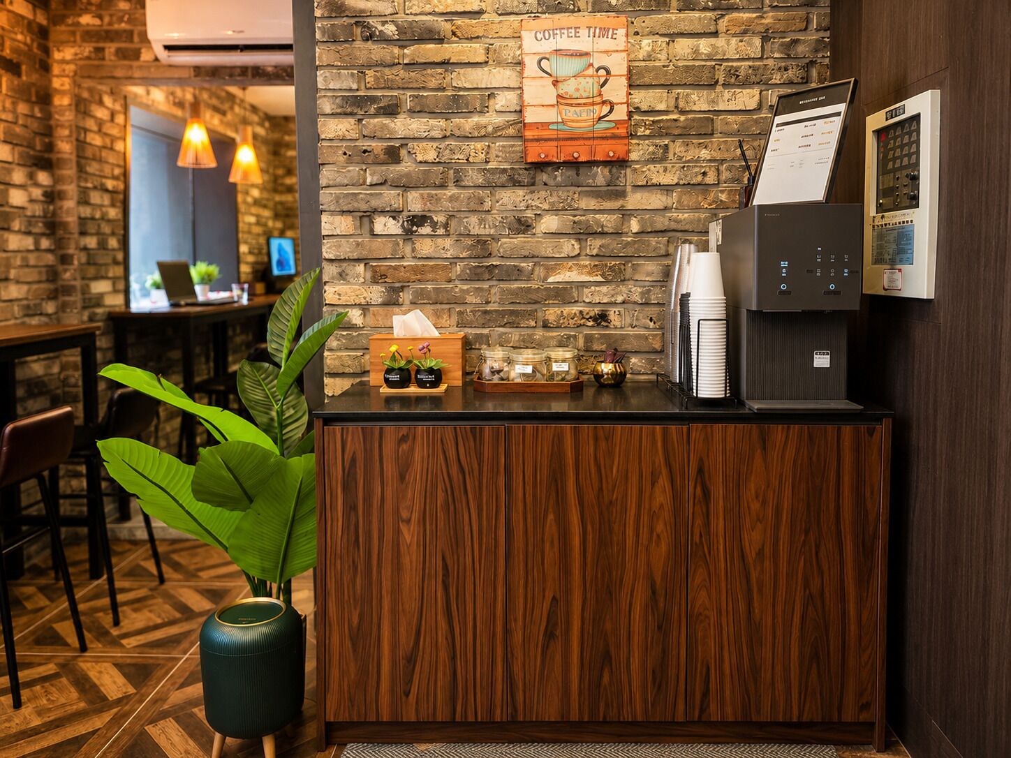 Lobby lounge